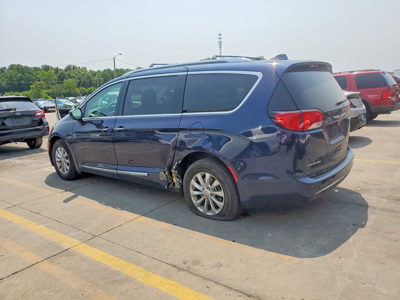 2018 CHRYSLER PACIFICA TOURING L — снимка 2