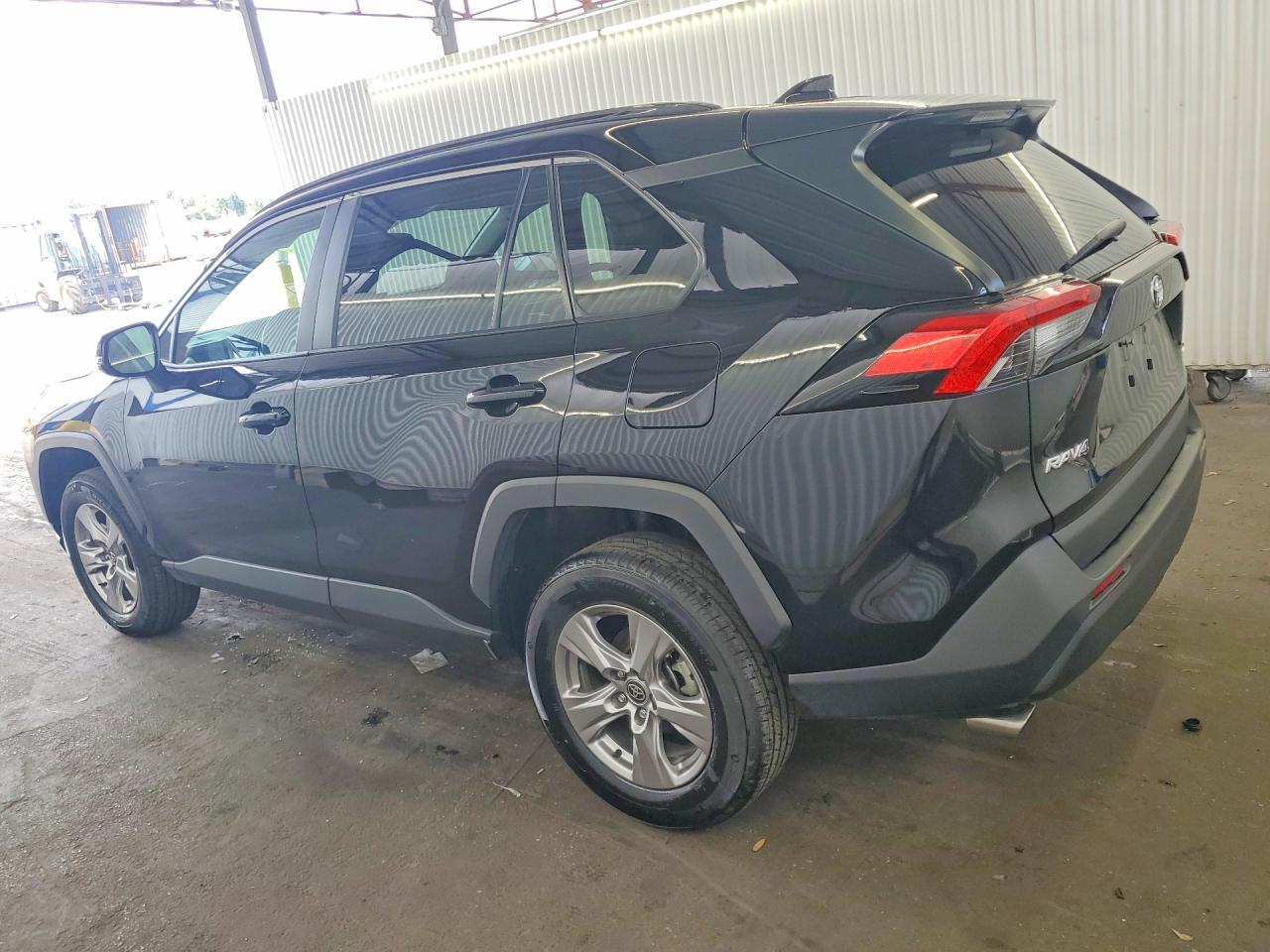 2025 TOYOTA RAV4 XLE — снимка 2