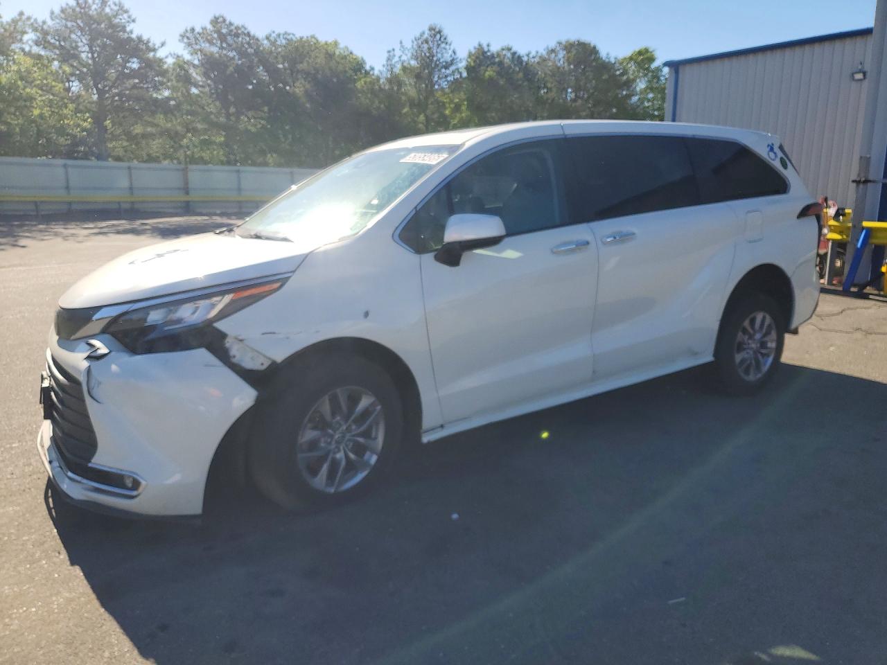 2021 TOYOTA SIENNA XLE
