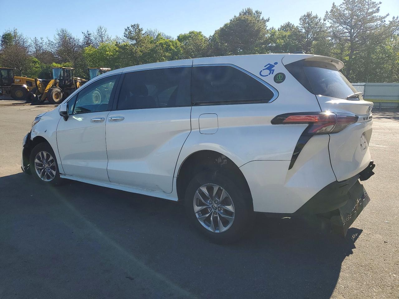 2021 TOYOTA SIENNA XLE — снимка 2