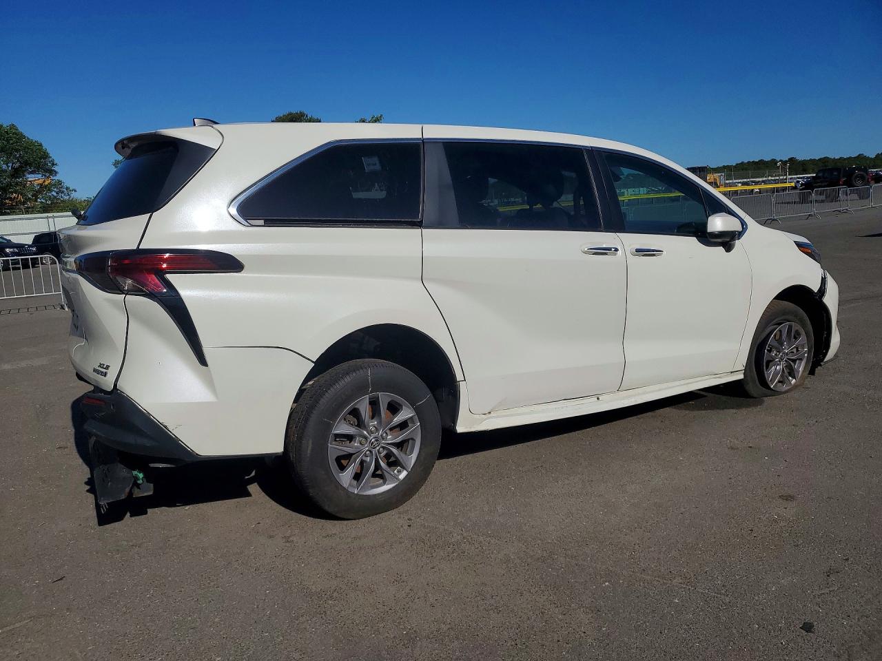 2021 TOYOTA SIENNA XLE — снимка 3