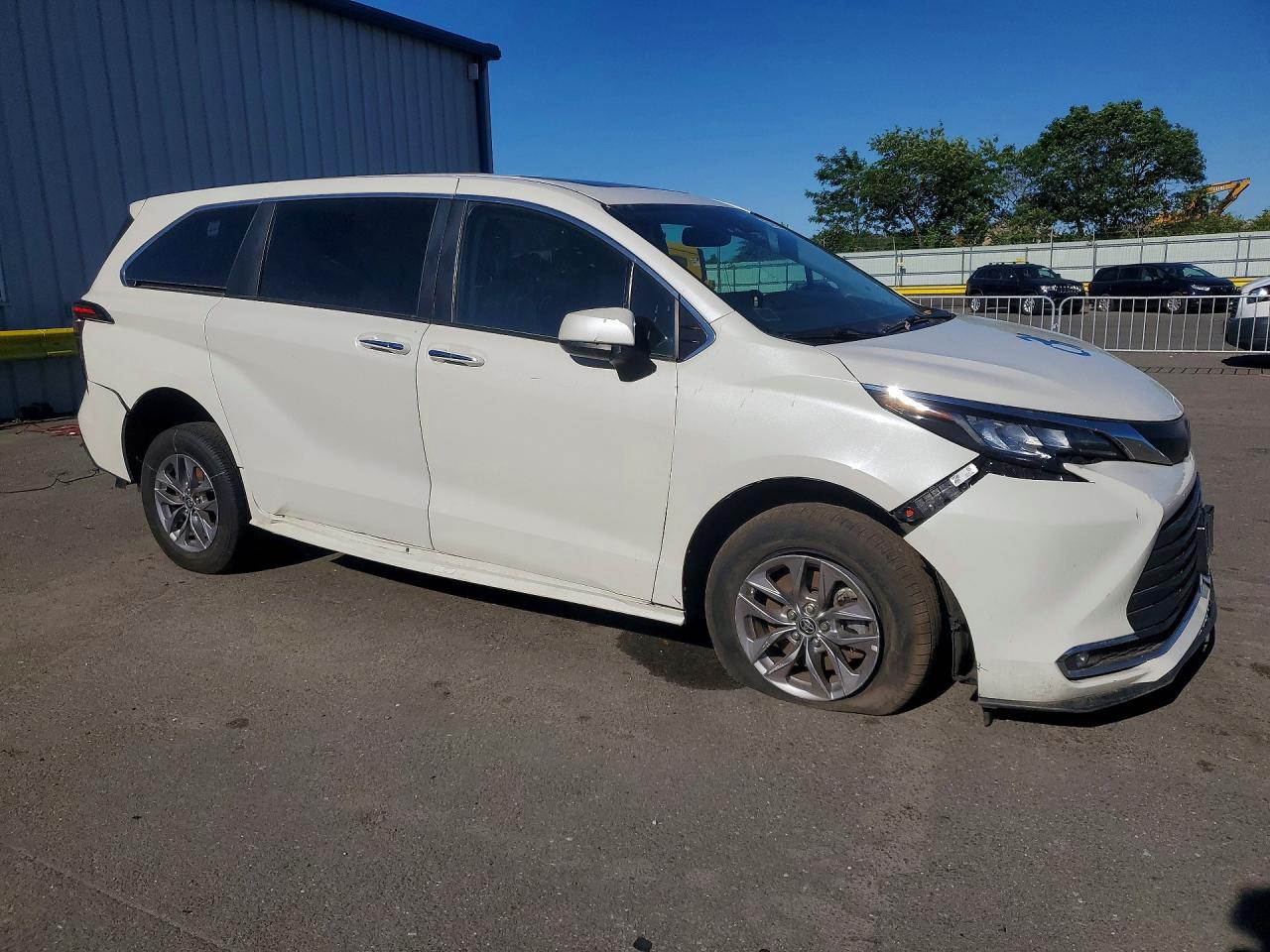 2021 TOYOTA SIENNA XLE — снимка 4