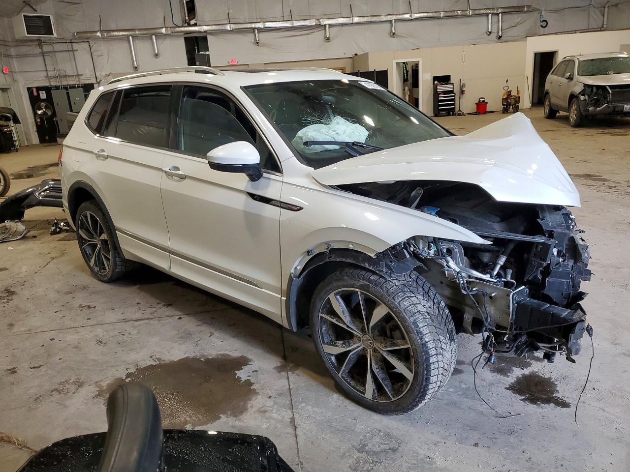2024 VOLKSWAGEN TIGUAN SEL R-LINE BLACK — снимка 4