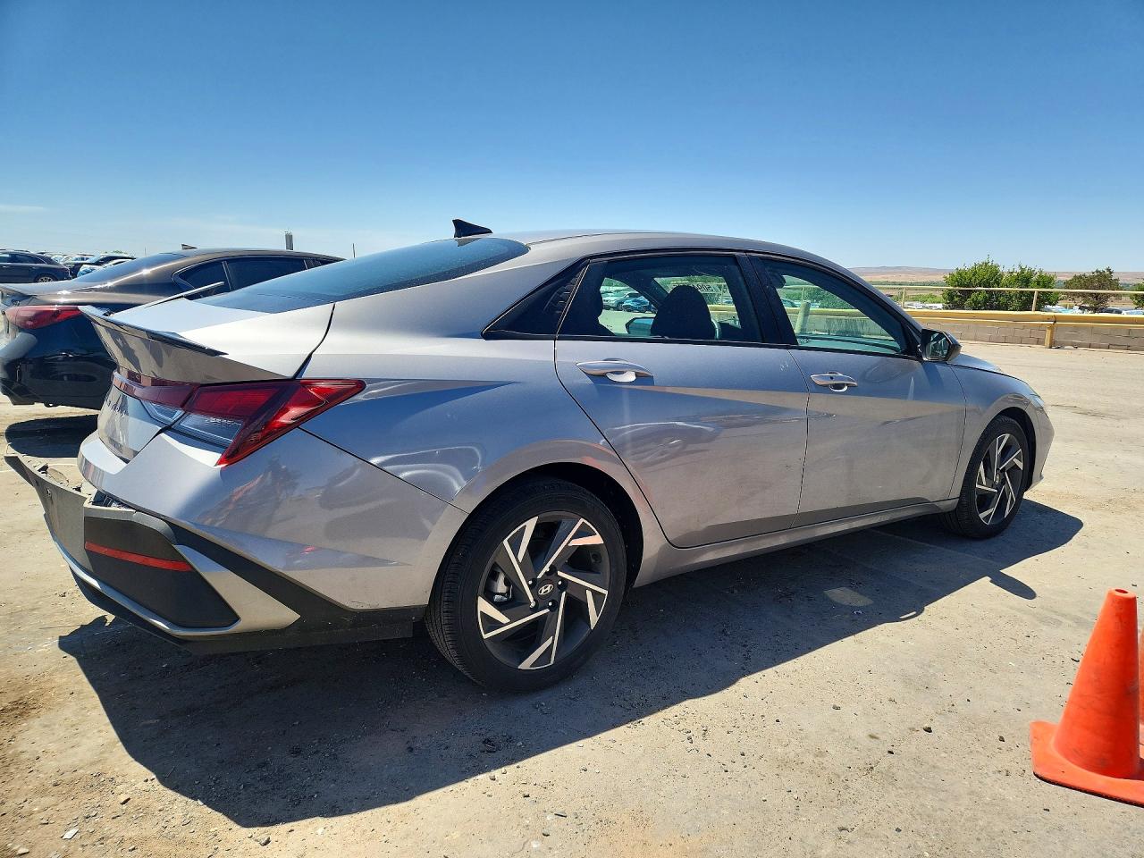 2025 HYUNDAI ELANTRA SEL SPORT — снимка 3