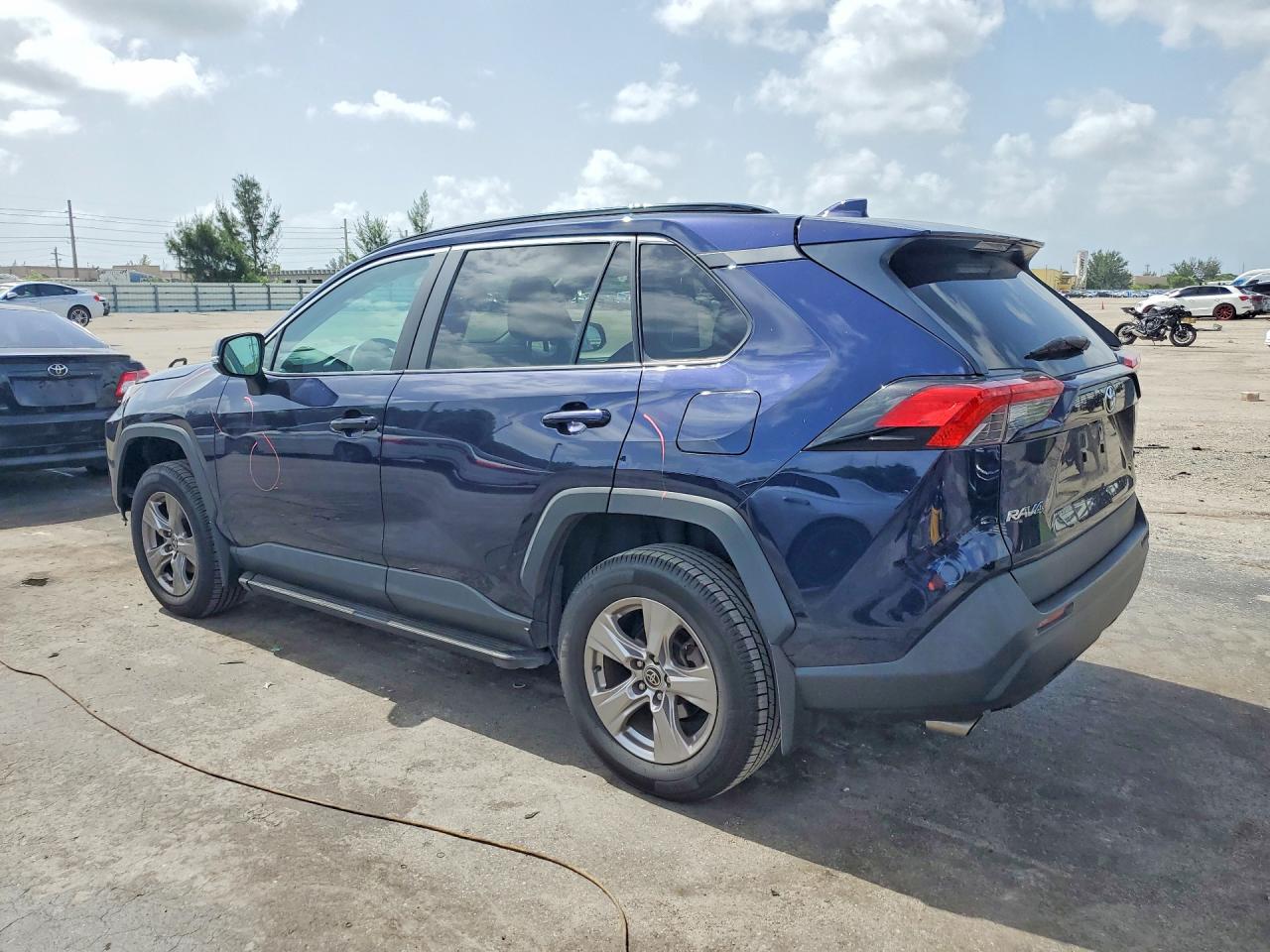 2023 TOYOTA RAV4 XLE — снимка 2