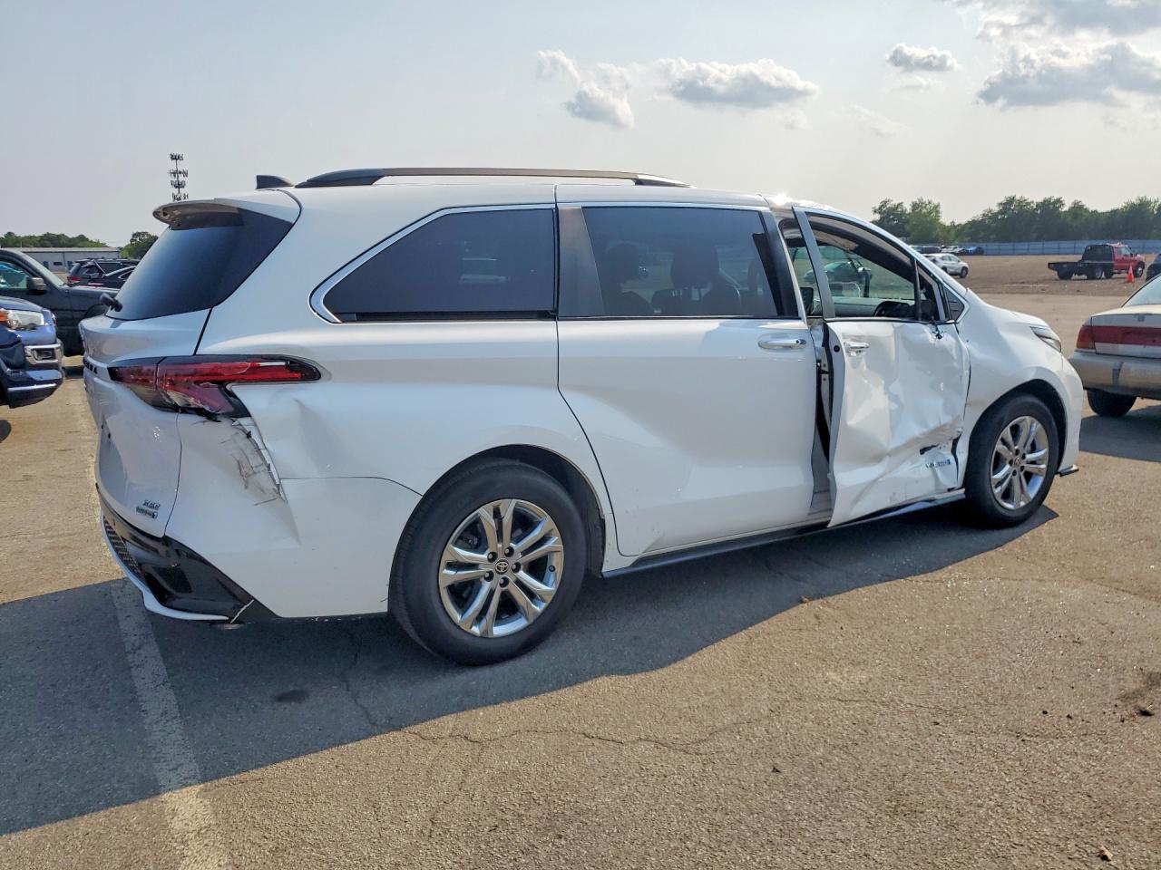 2021 TOYOTA SIENNA XSE — снимка 3