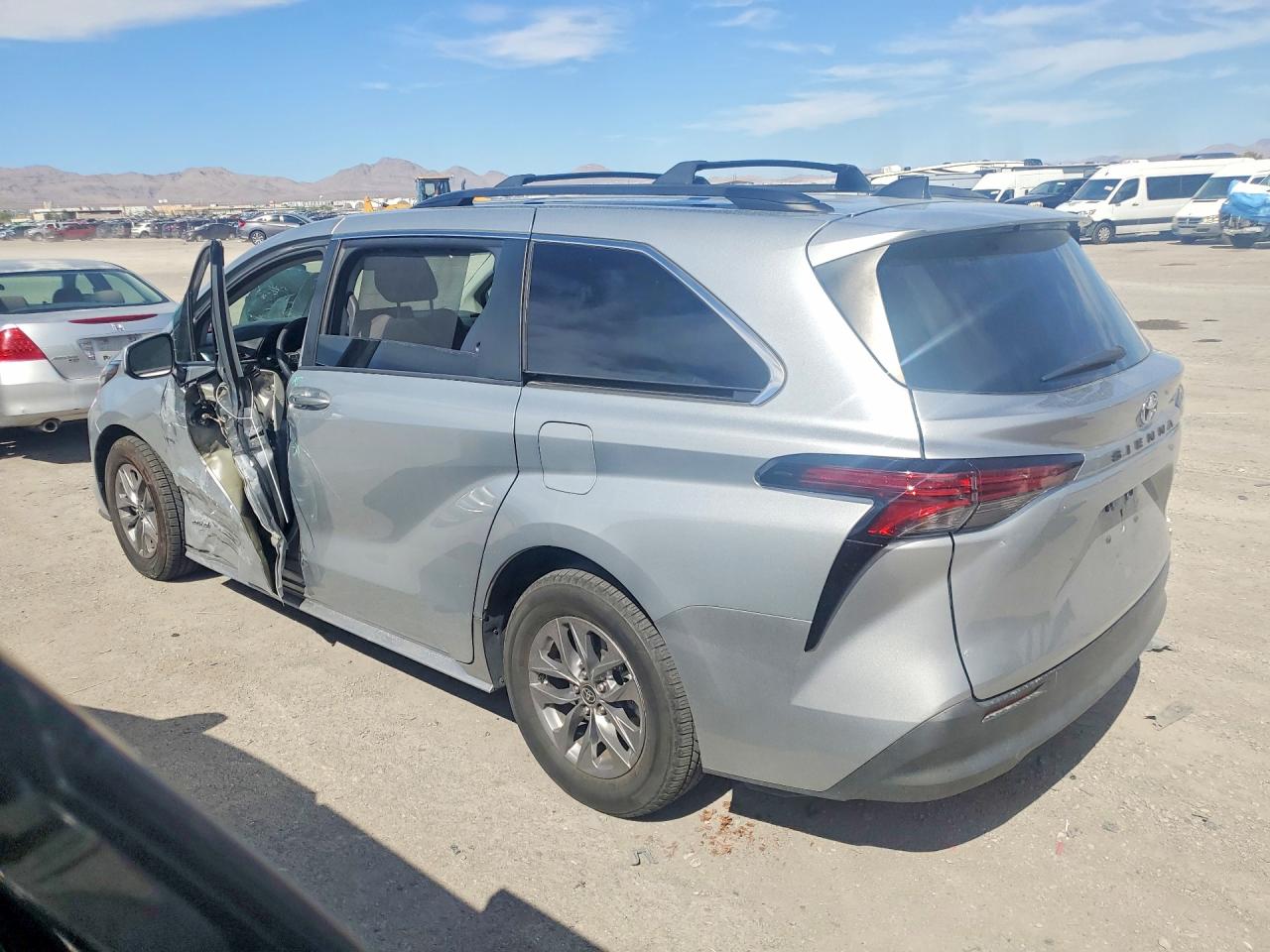 2021 TOYOTA SIENNA LE — снимка 2