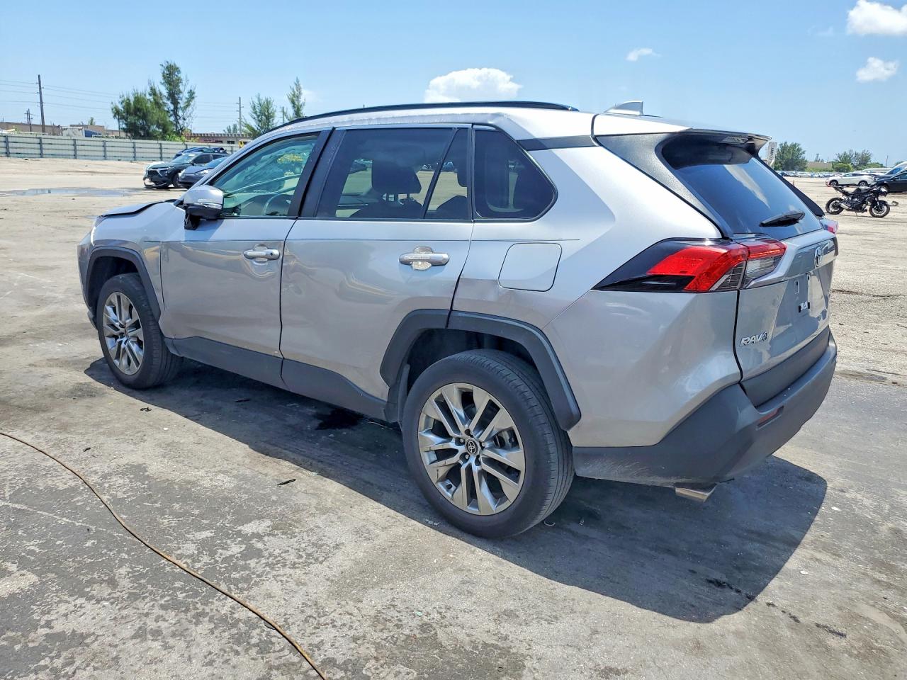 2023 TOYOTA RAV4 XLE PREMIUM — снимка 2
