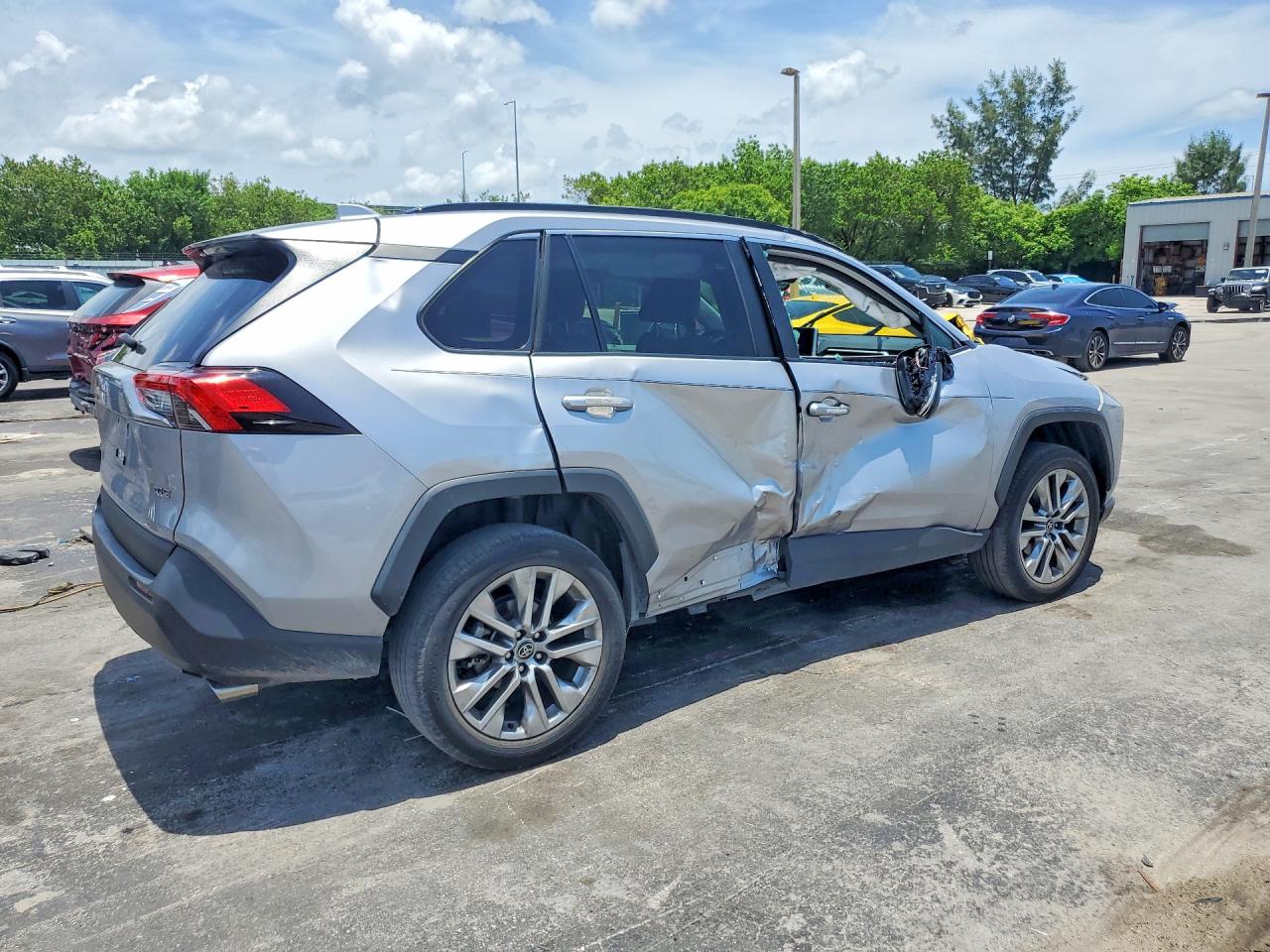 2023 TOYOTA RAV4 XLE PREMIUM — снимка 3