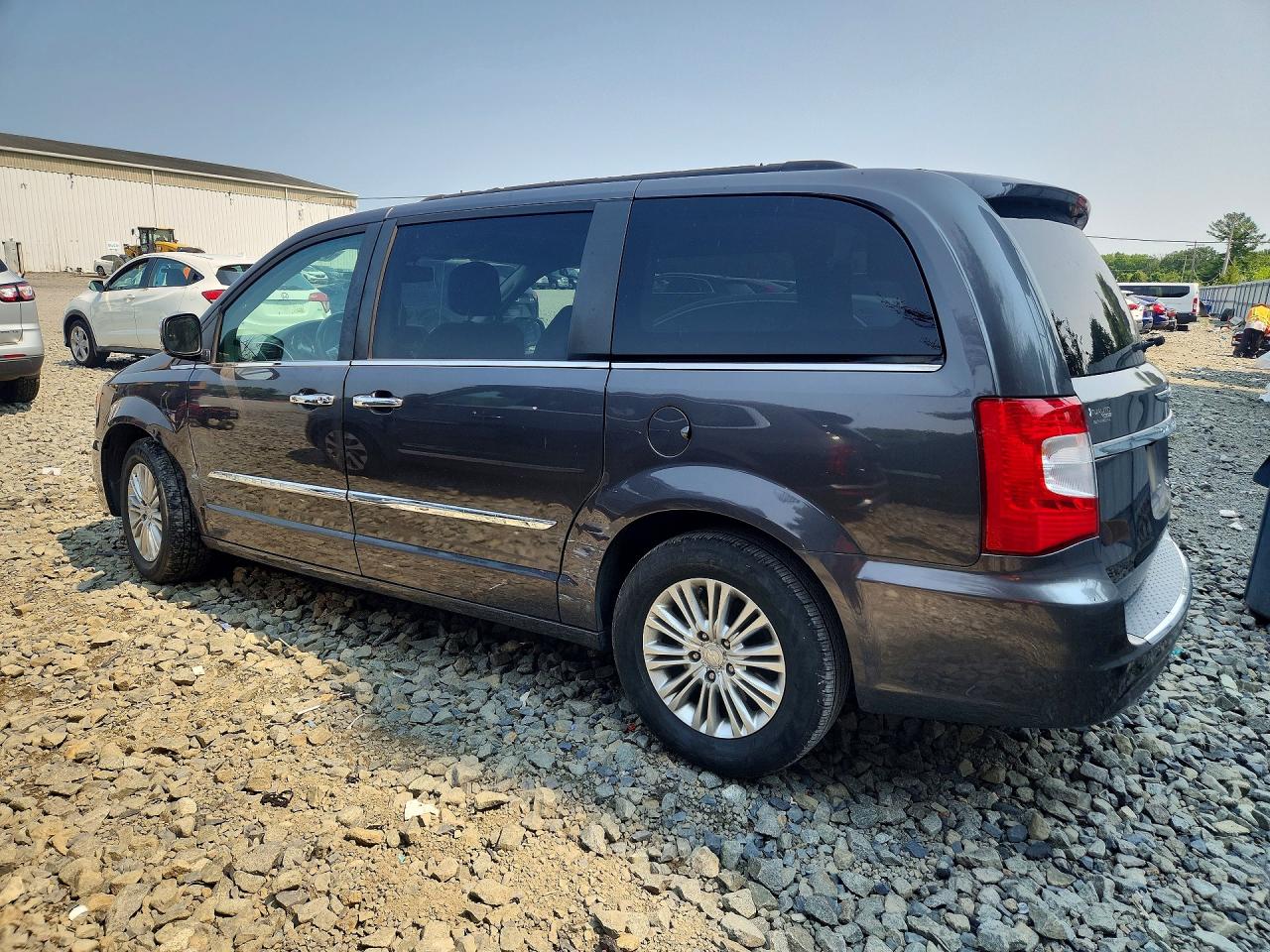 2015 CHRYSLER TOWN & COUNTRY TOURING L — снимка 2