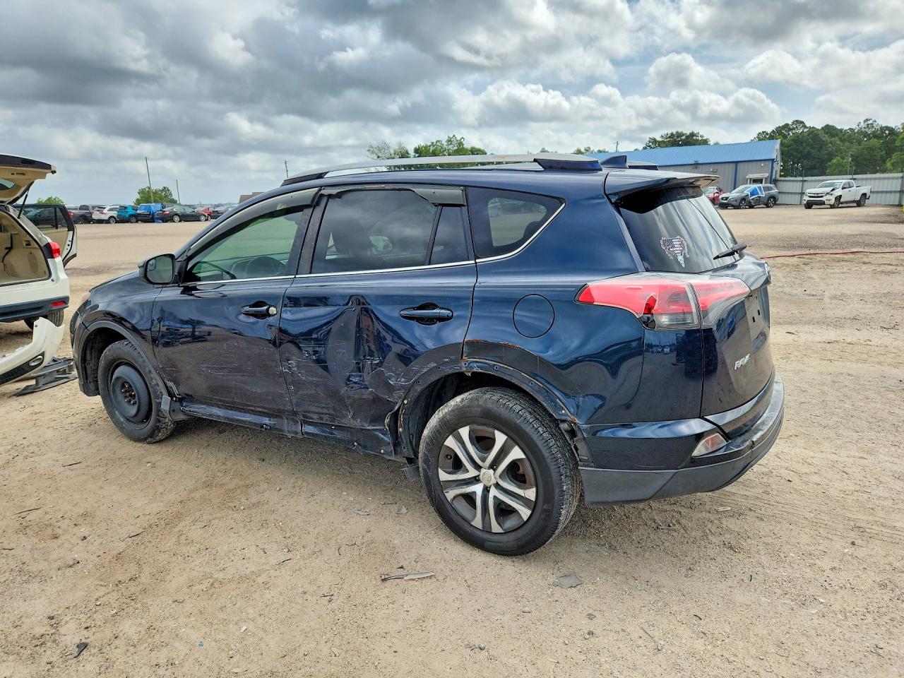 2017 TOYOTA RAV4 LE — снимка 2