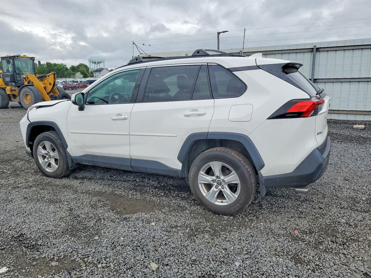 2021 TOYOTA RAV4 XLE — снимка 2