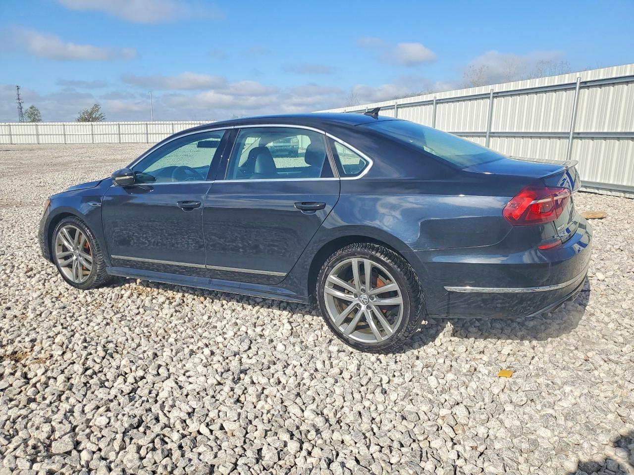 2017 VOLKSWAGEN PASSAT R-LINE — снимка 2