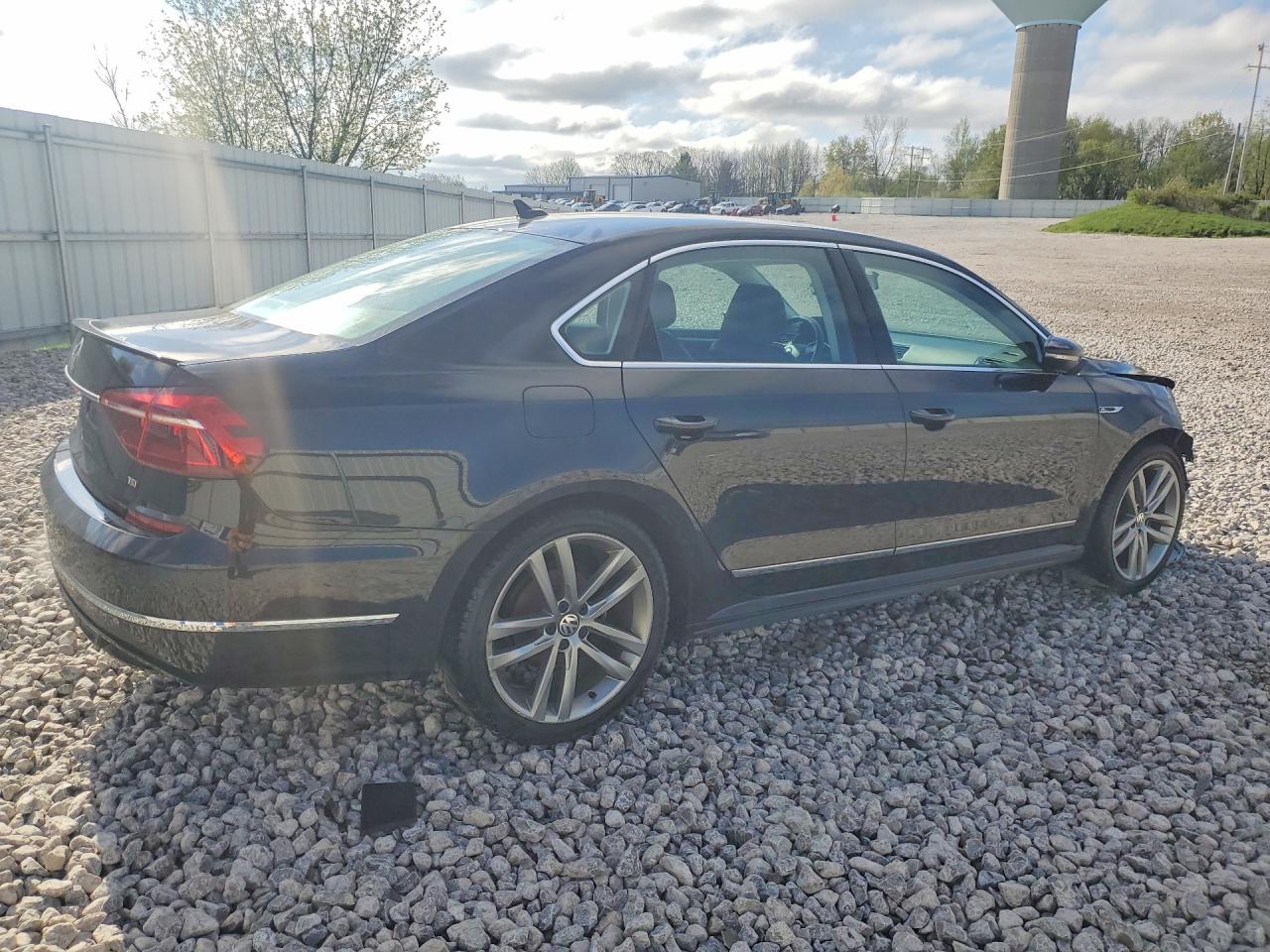 2017 VOLKSWAGEN PASSAT R-LINE — снимка 3