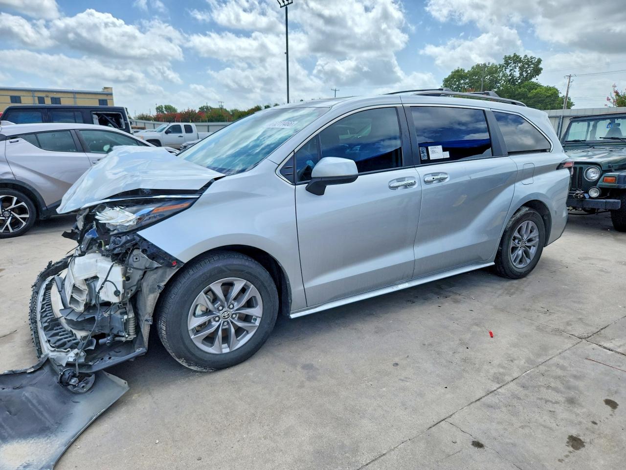 2023 TOYOTA SIENNA XLE