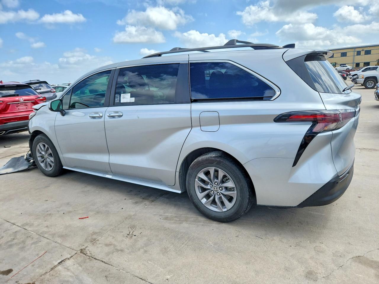 2023 TOYOTA SIENNA XLE — снимка 2