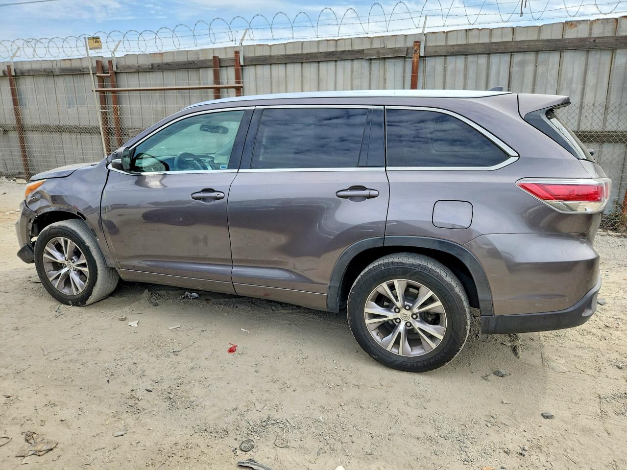 2015 TOYOTA HIGHLANDER XLE — снимка 2