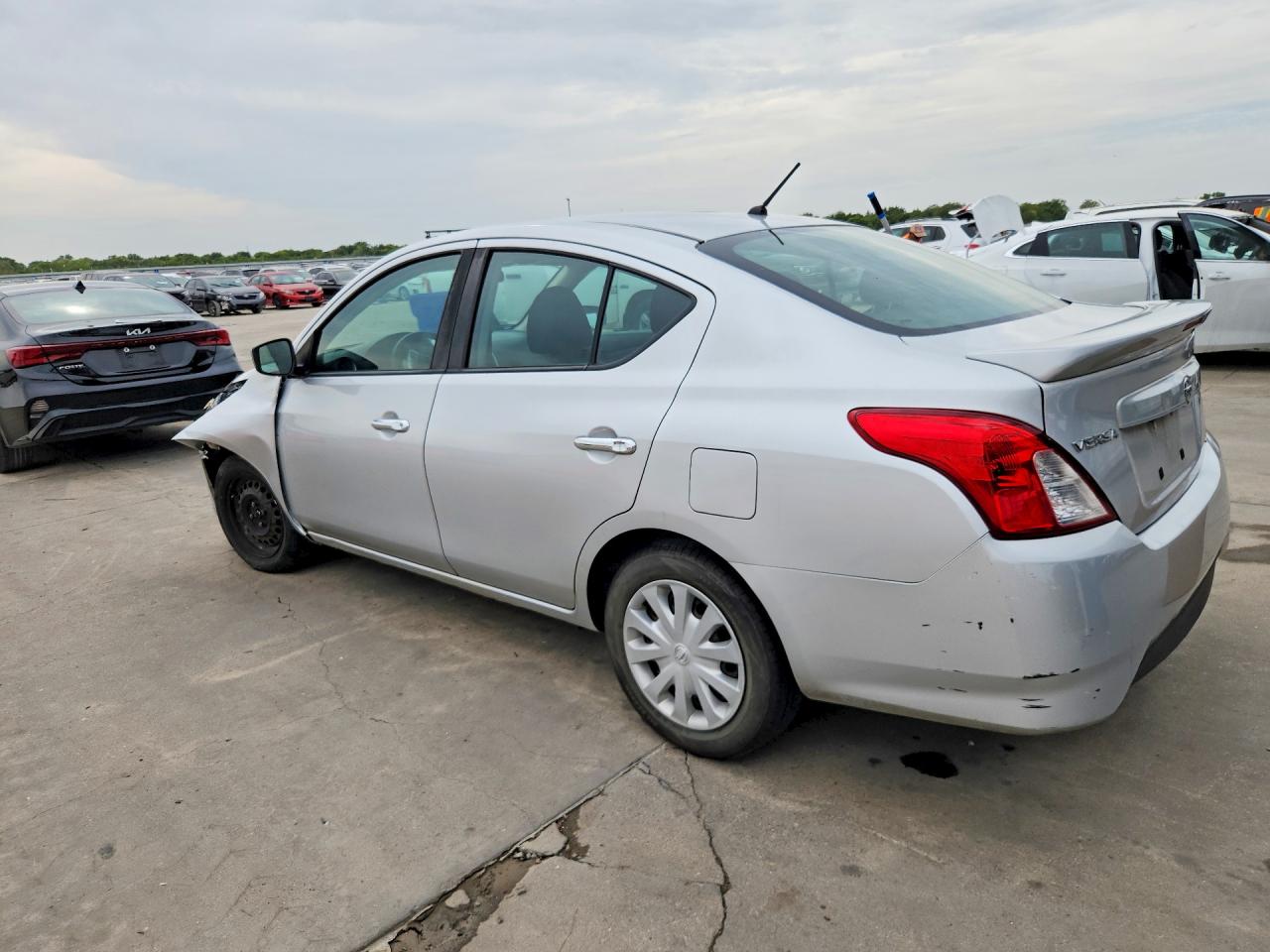 2019 NISSAN VERSA SV — снимка 2