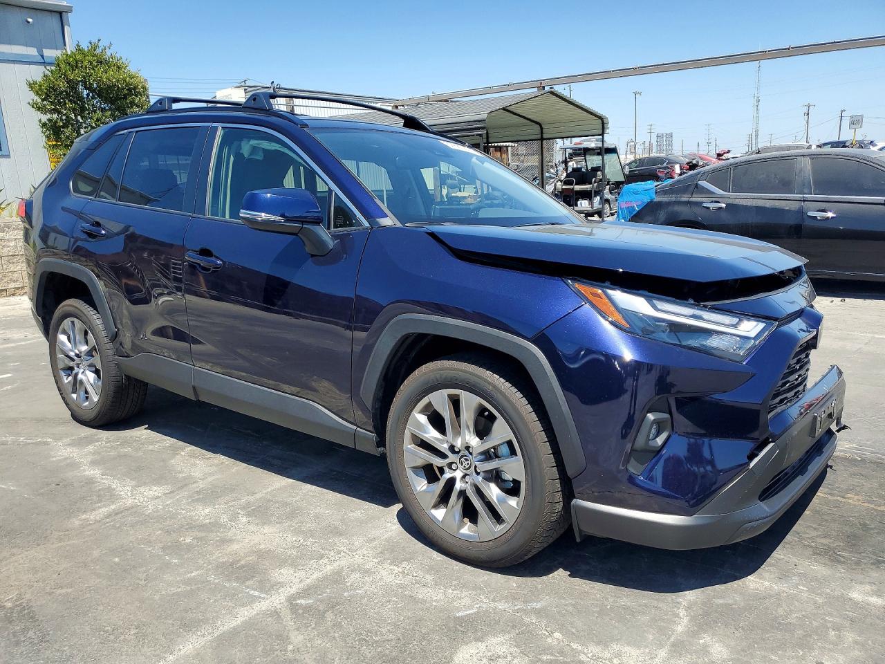 2025 TOYOTA RAV4 XLE PREMIUM — снимка 4