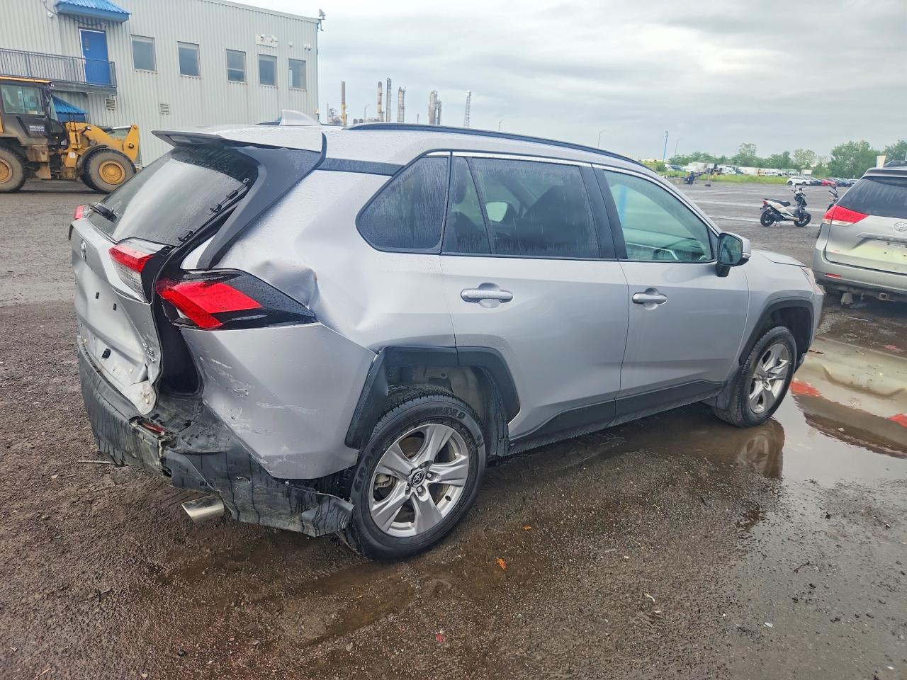 2025 TOYOTA RAV4 XLE — снимка 3