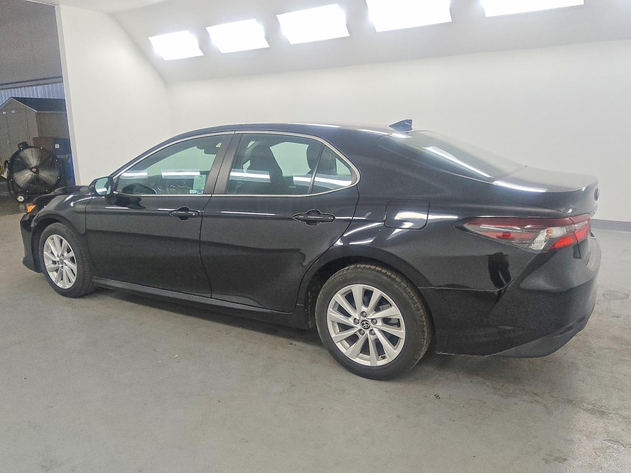 2021 TOYOTA CAMRY LE — снимка 2