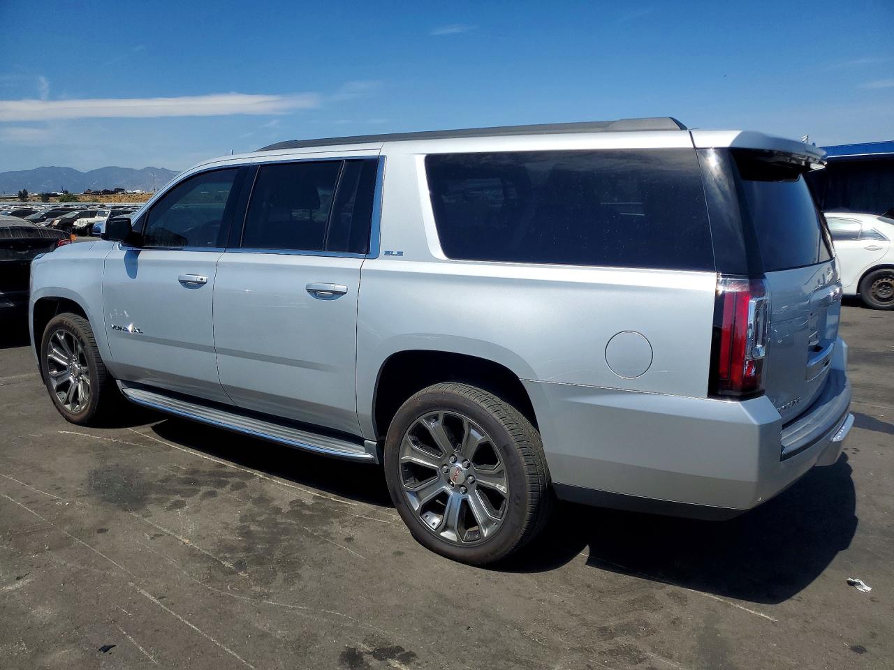2015 GMC YUKON XL C1500 SLE — снимка 2