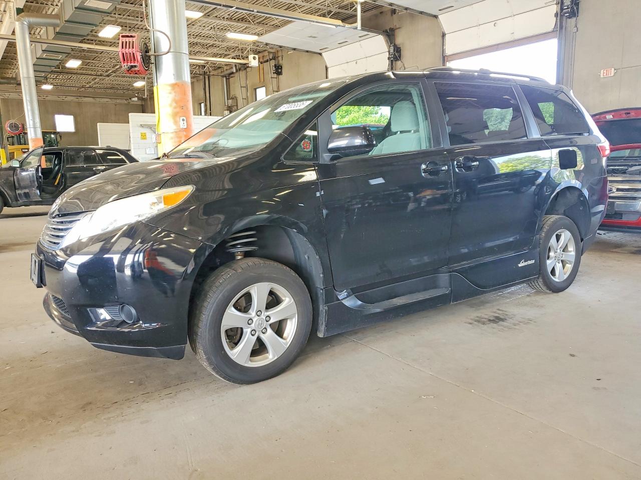2015 TOYOTA SIENNA LE