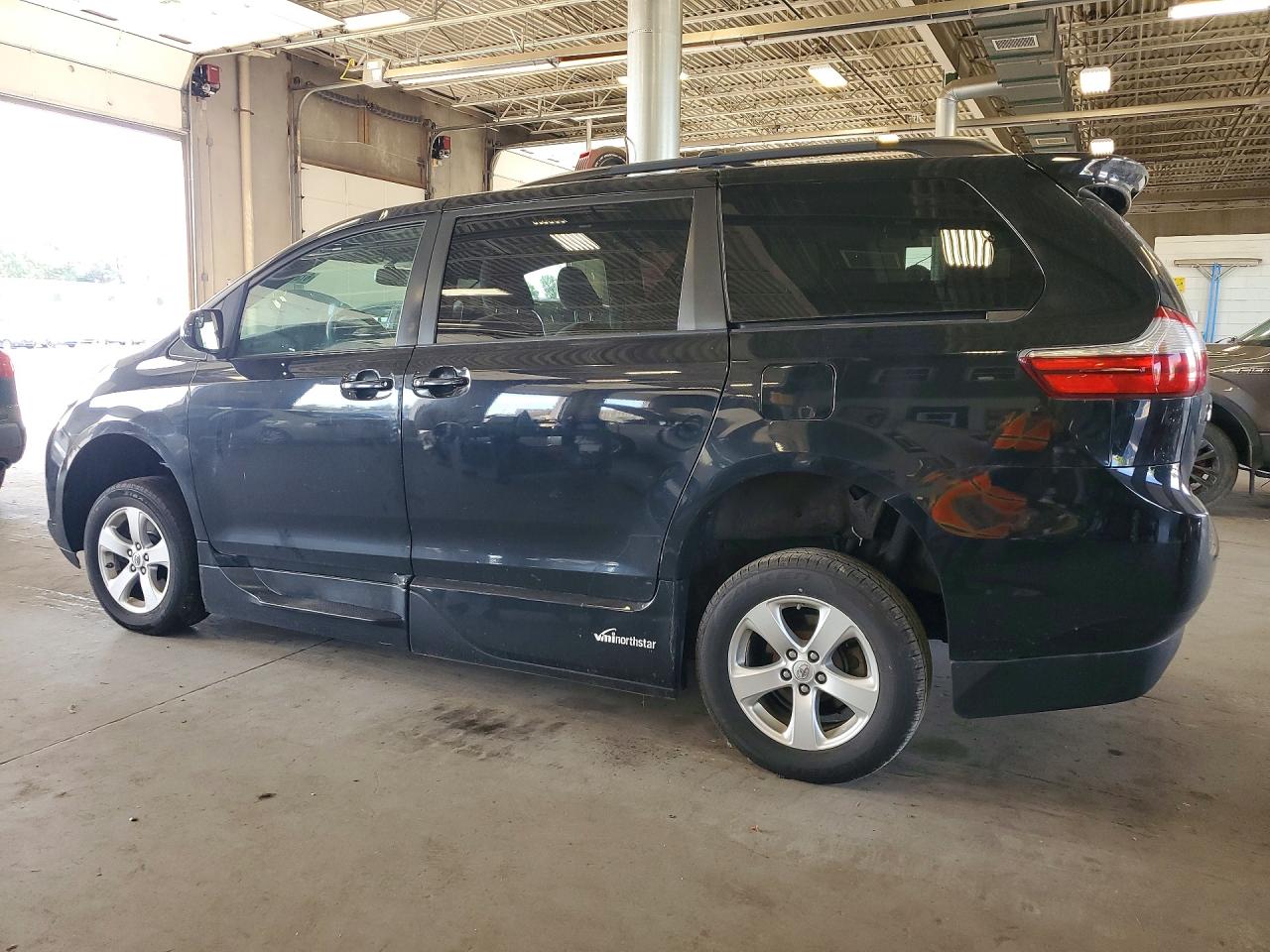 2015 TOYOTA SIENNA LE — снимка 2