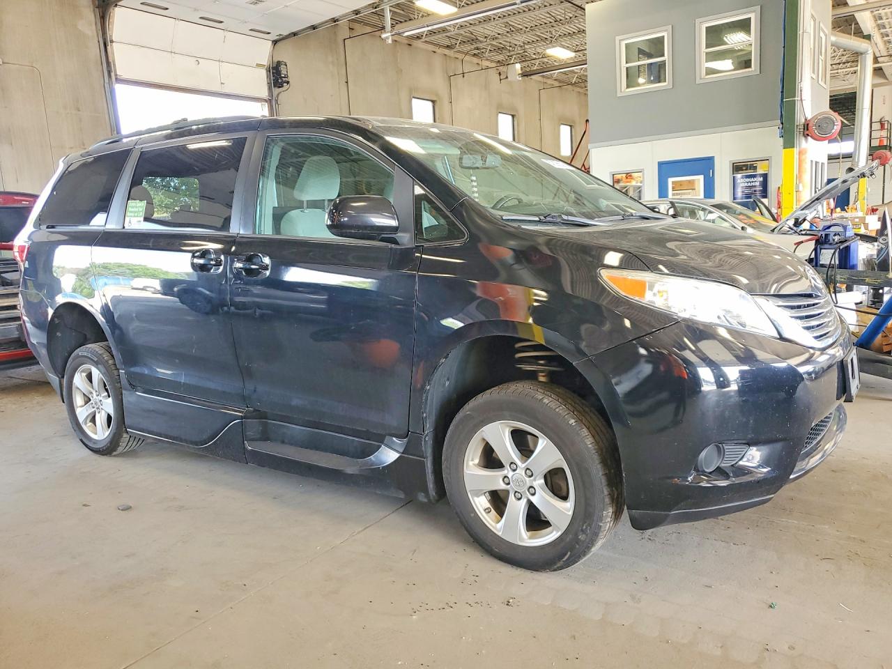 2015 TOYOTA SIENNA LE — снимка 4