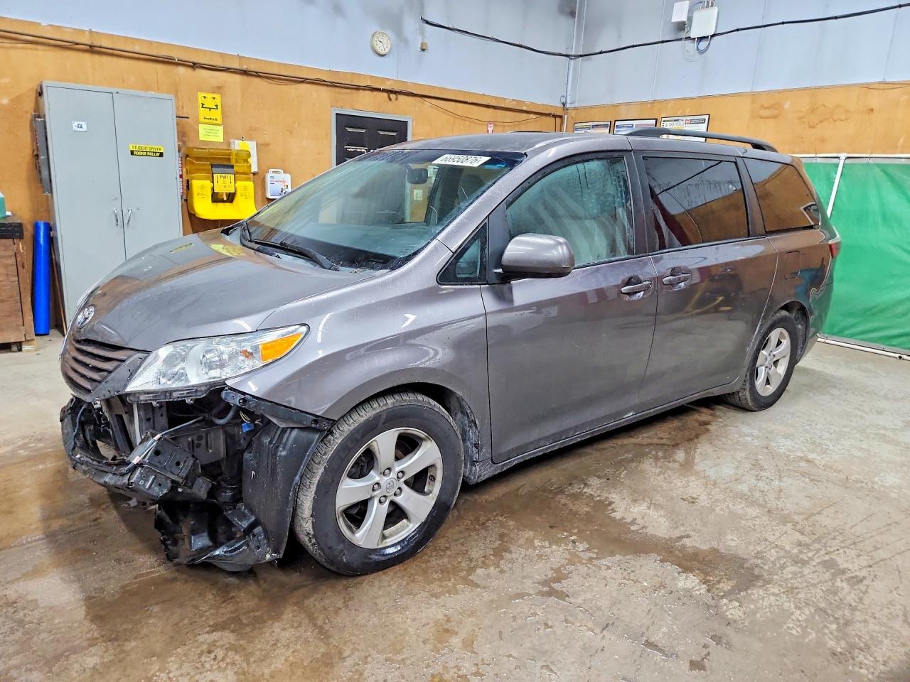 2015 TOYOTA SIENNA LE