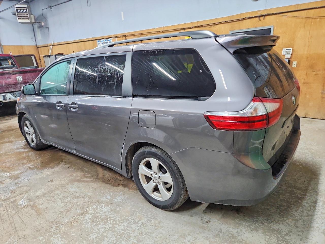2015 TOYOTA SIENNA LE — снимка 2