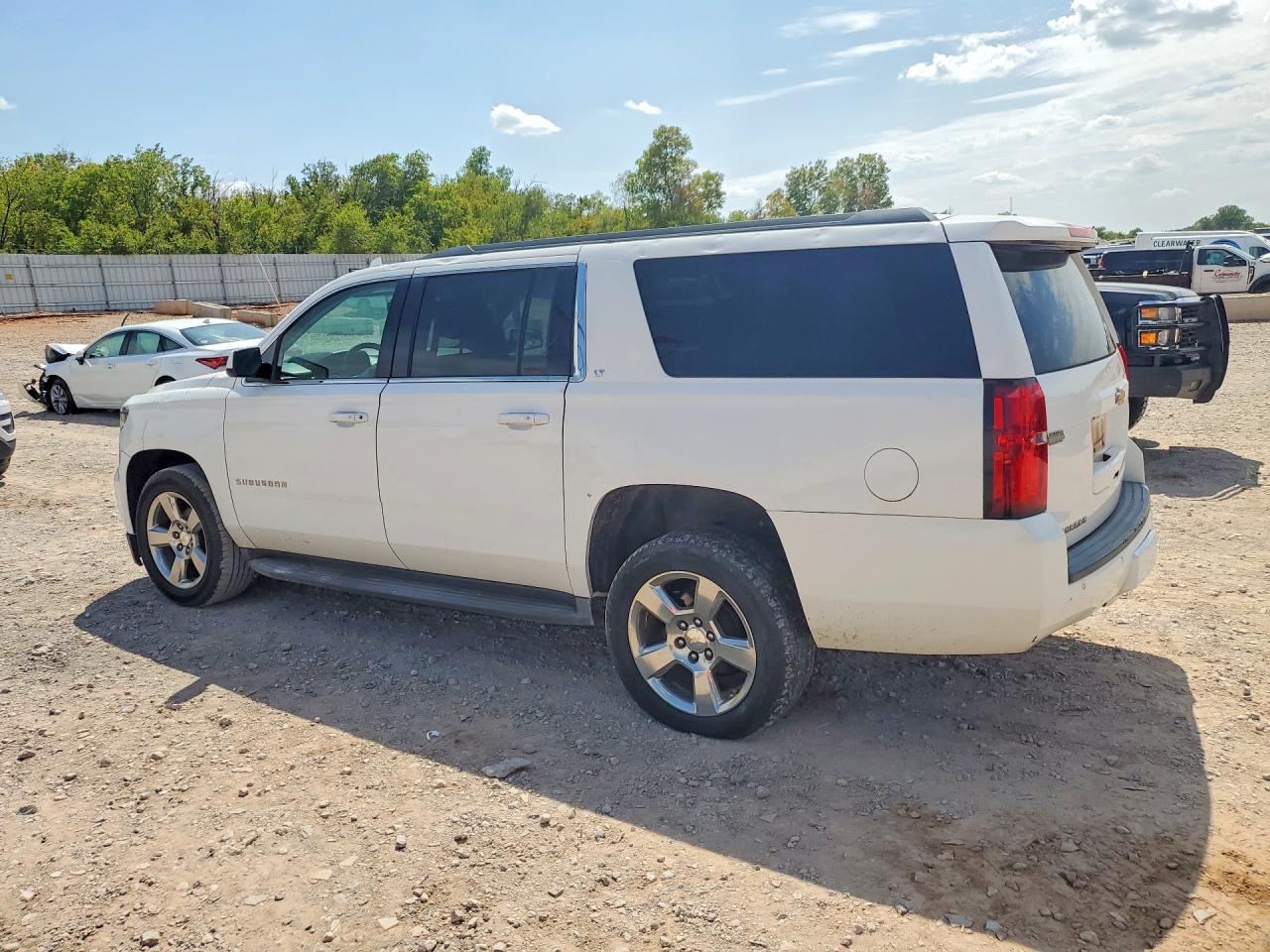 2017 CHEVROLET SUBURBAN C1500 LT — снимка 2