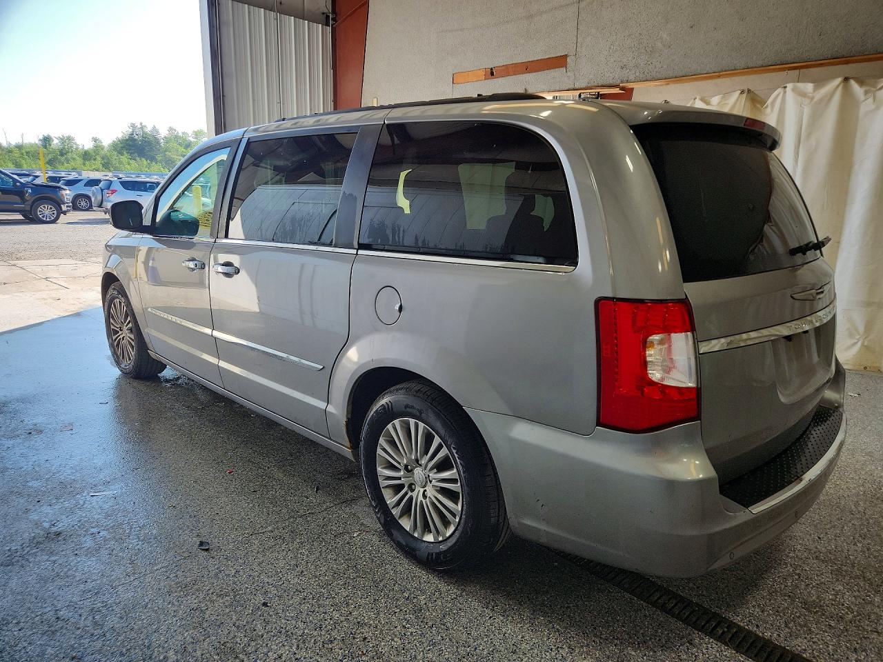 2015 CHRYSLER TOWN & COUNTRY TOURING L — снимка 2