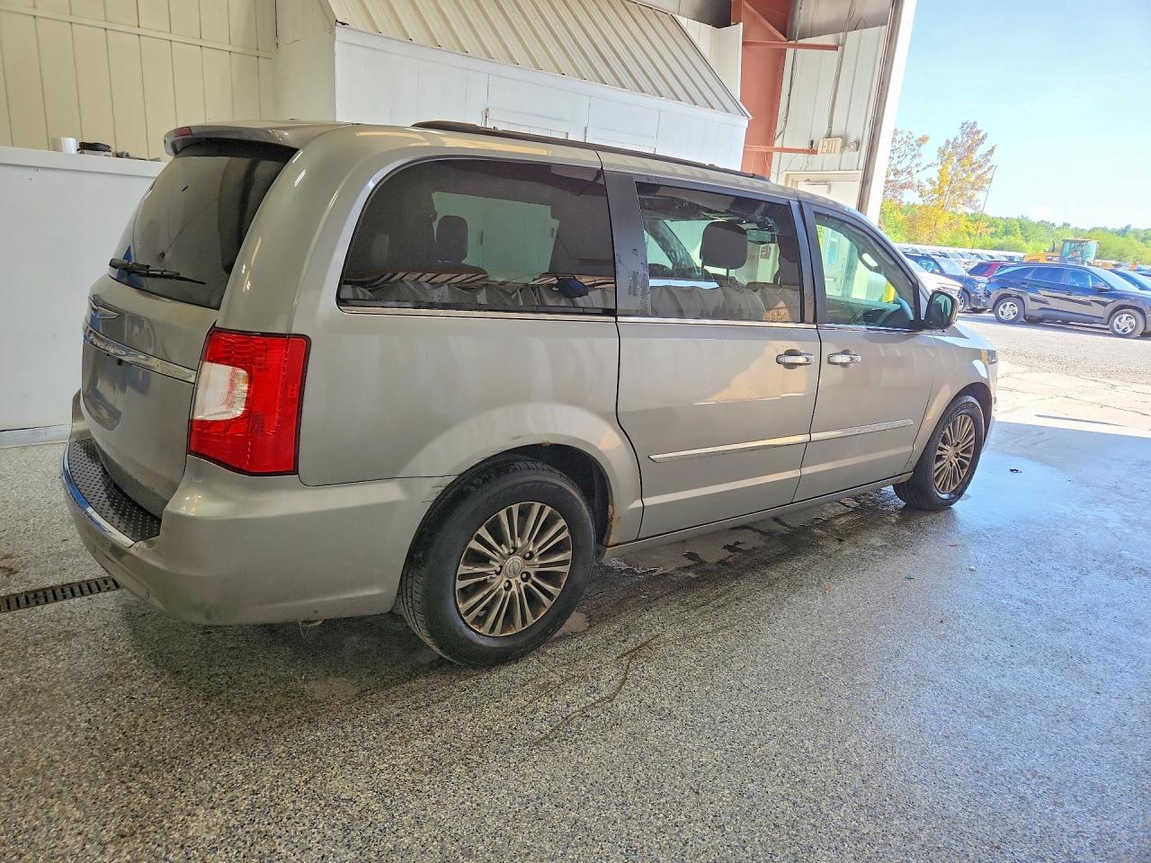 2015 CHRYSLER TOWN & COUNTRY TOURING L — снимка 3