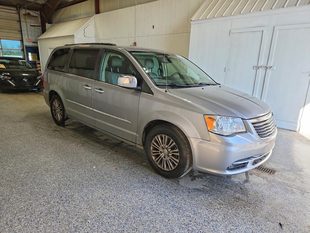 2015 CHRYSLER TOWN & COUNTRY TOURING L — снимка 4