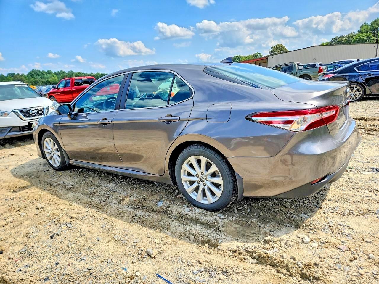 2019 TOYOTA CAMRY LE — снимка 2