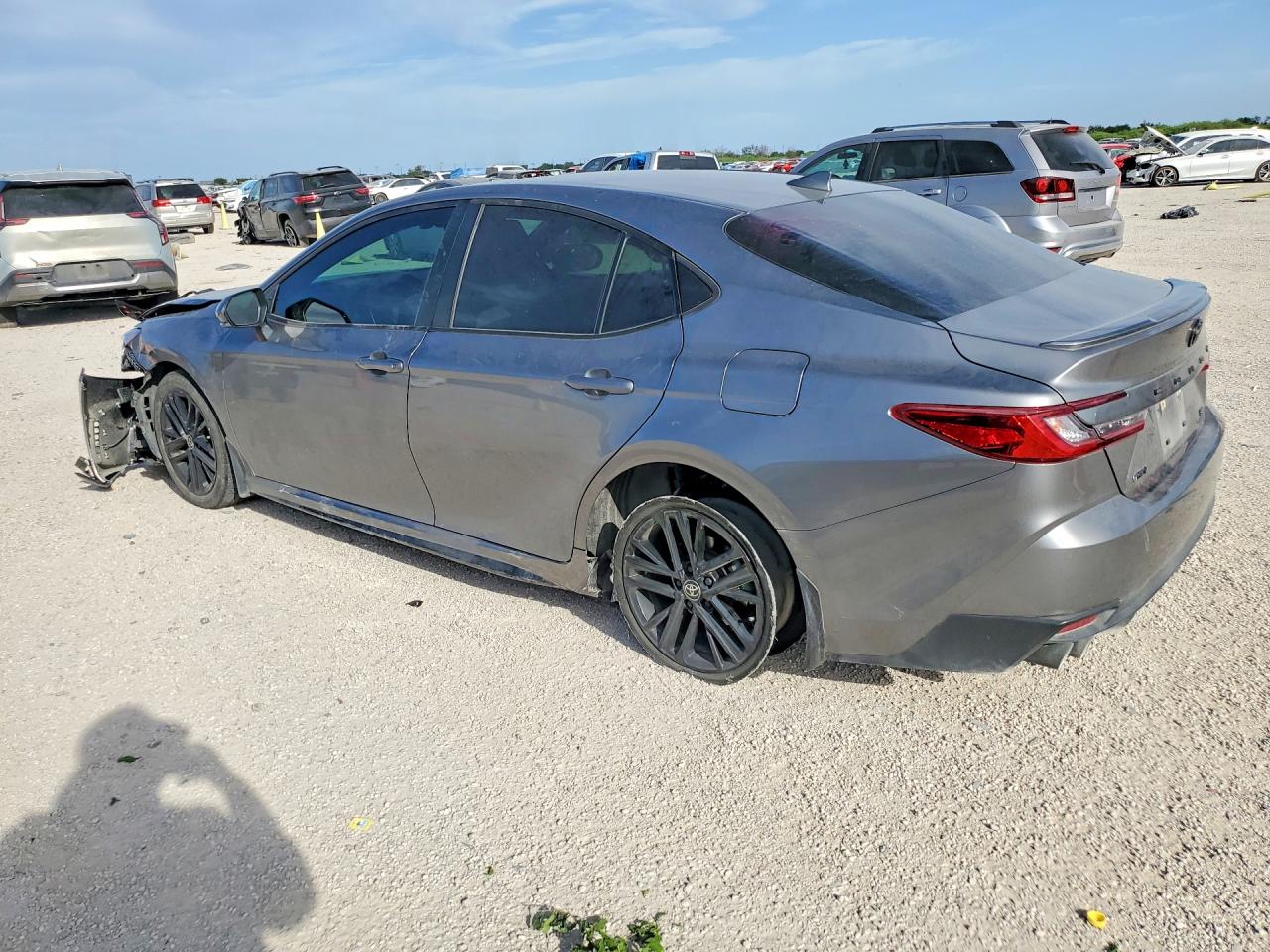 2025 TOYOTA CAMRY SE — снимка 2