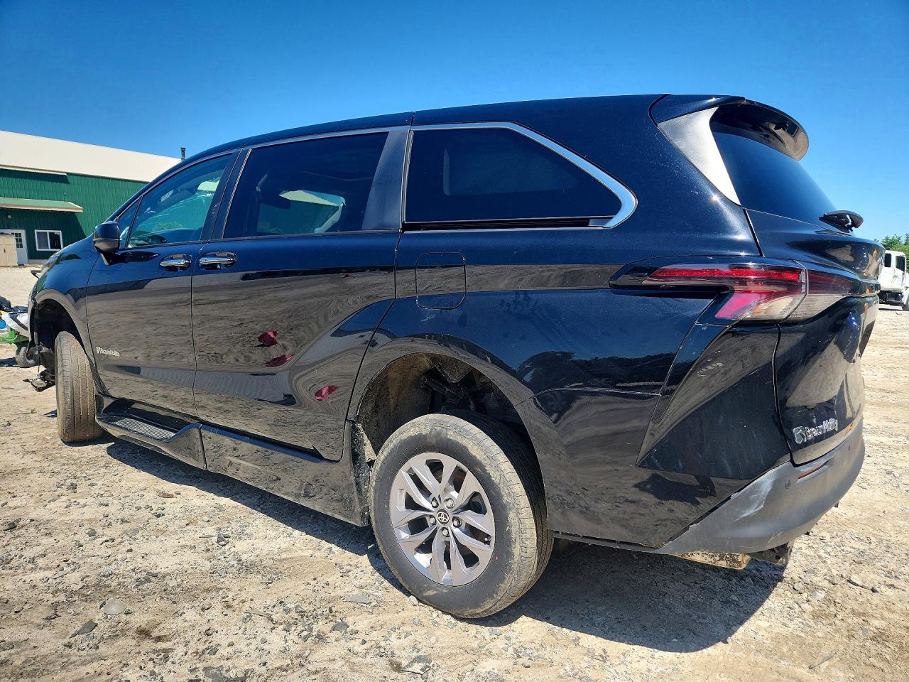 2024 TOYOTA SIENNA XLE — снимка 2