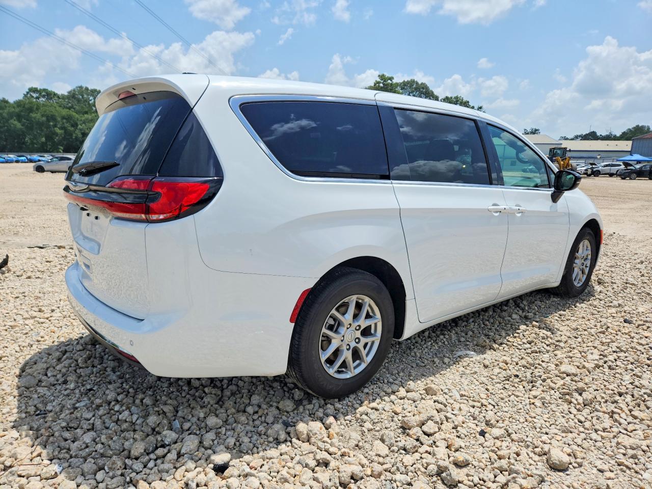 2026 CHRYSLER PACIFICA SELECT — снимка 3