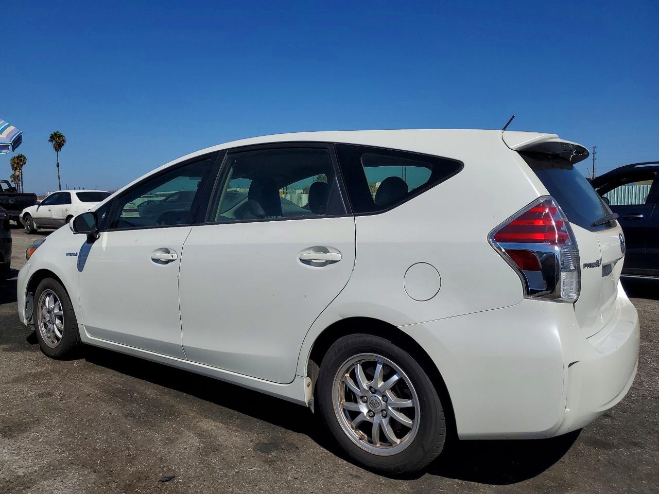 2015 TOYOTA PRIUS V TWO — снимка 2