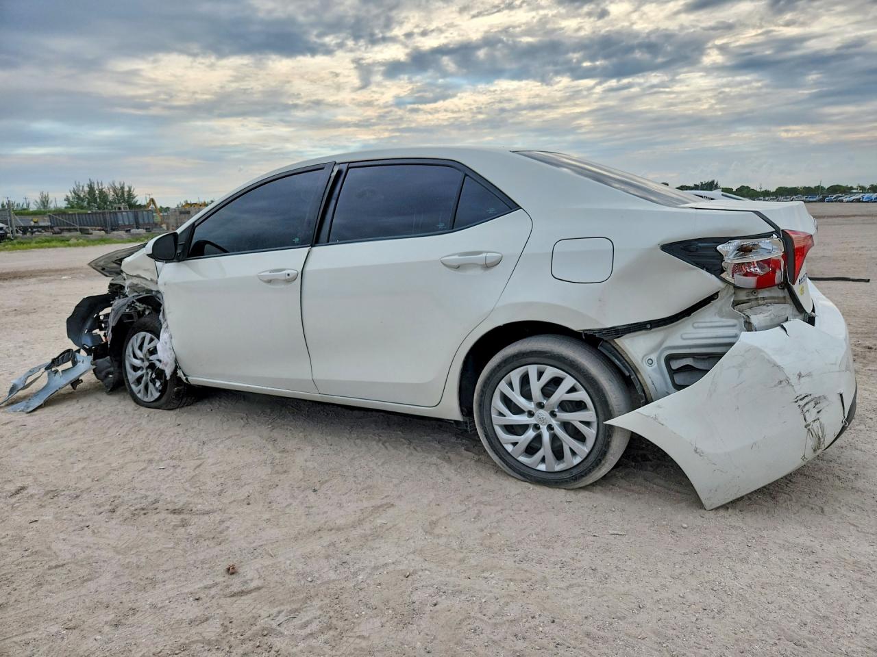 2017 TOYOTA COROLLA LE — снимка 2