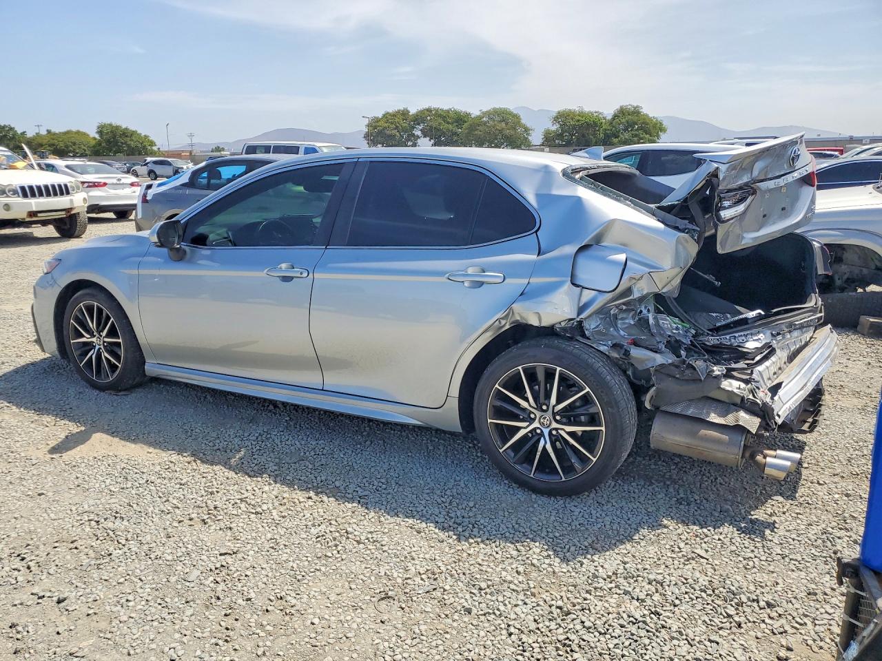 2022 TOYOTA CAMRY HYBRID SE — снимка 2