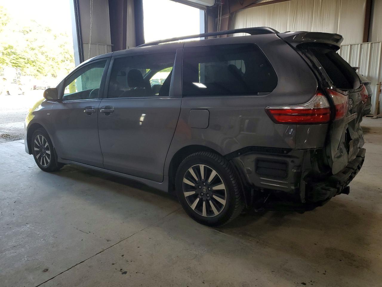 2019 TOYOTA SIENNA LE — снимка 2