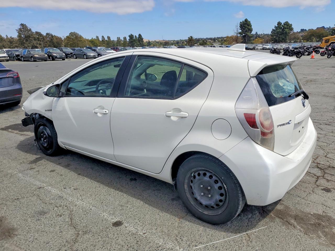 2015 TOYOTA PRIUS C TWO — снимка 2