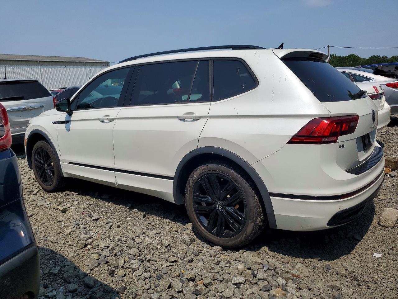 2022 VOLKSWAGEN TIGUAN SE R-LINE BLACK — снимка 2
