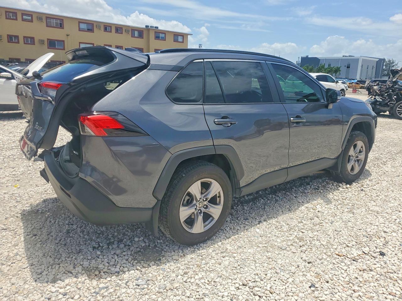 2025 TOYOTA RAV4 XLE — снимка 3
