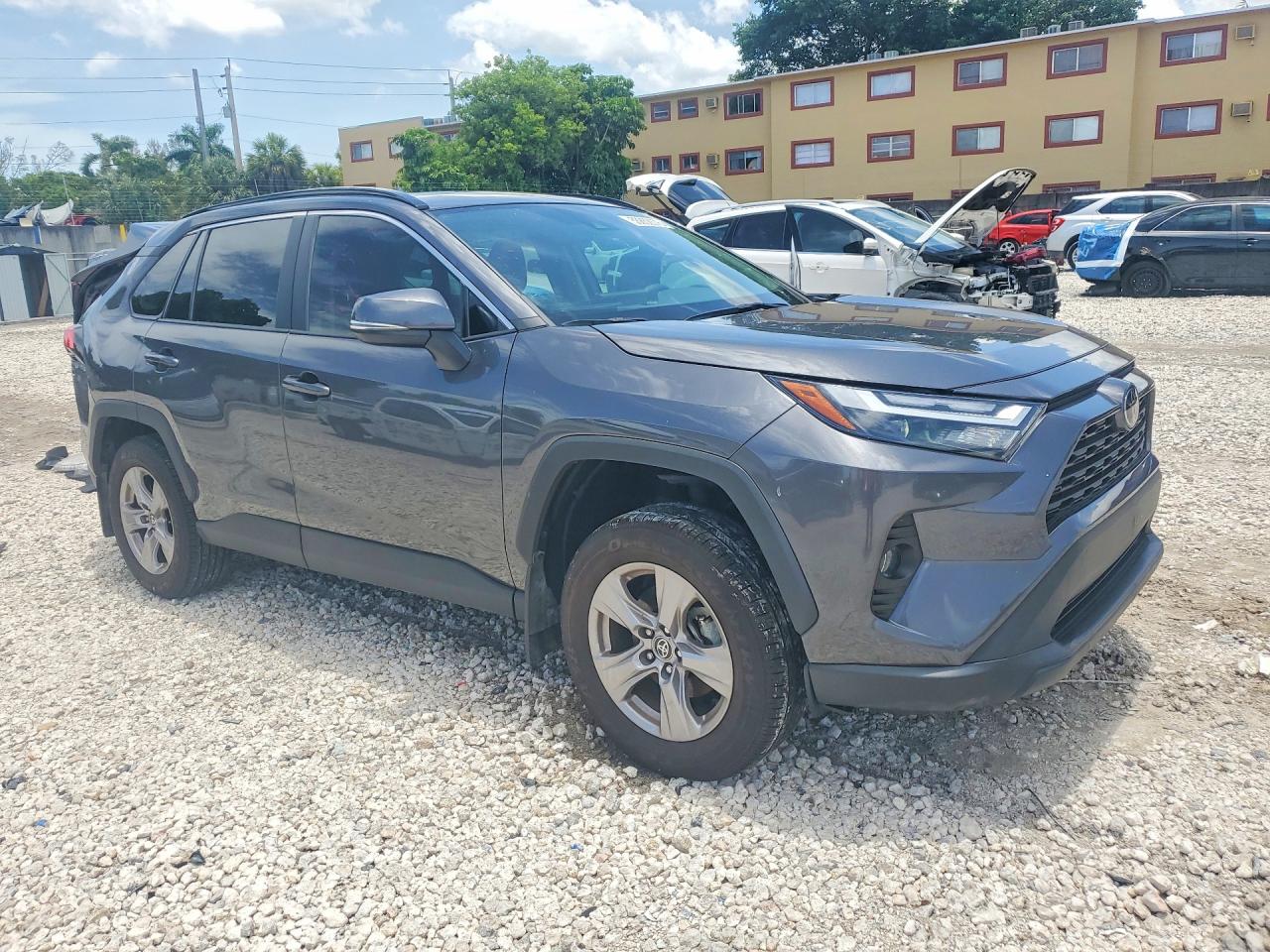 2025 TOYOTA RAV4 XLE — снимка 4