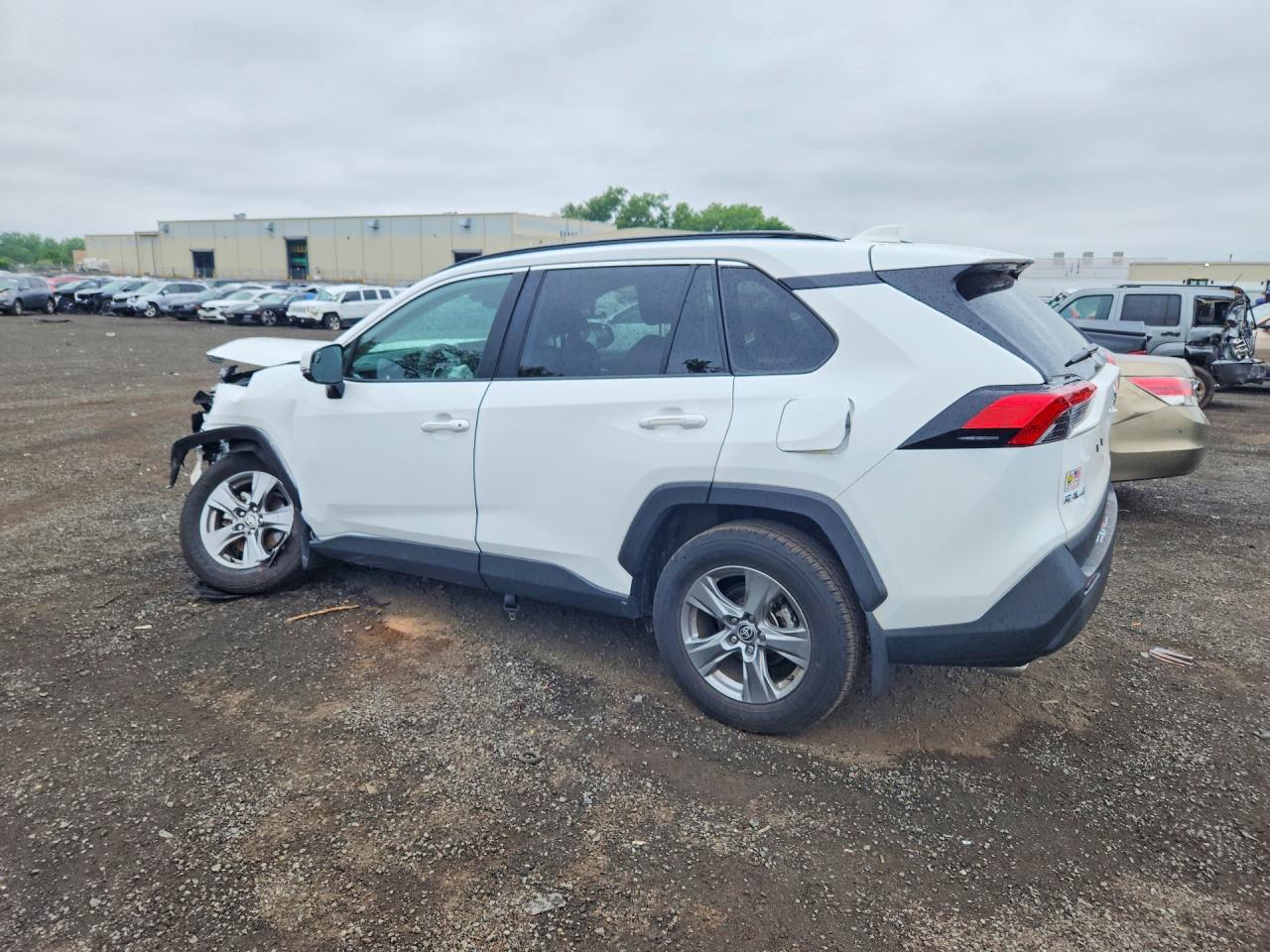 2025 TOYOTA RAV4 XLE — снимка 2