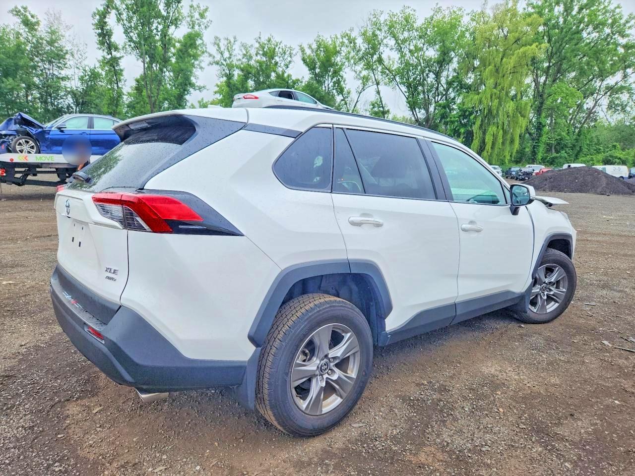 2025 TOYOTA RAV4 XLE — снимка 3