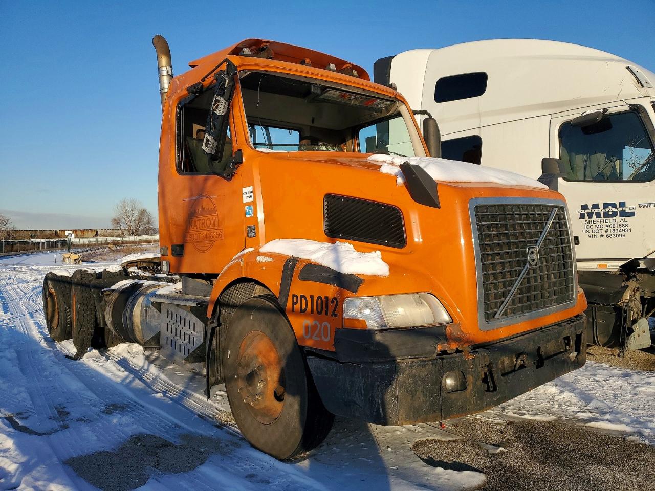 2015 VOLVO VNM
